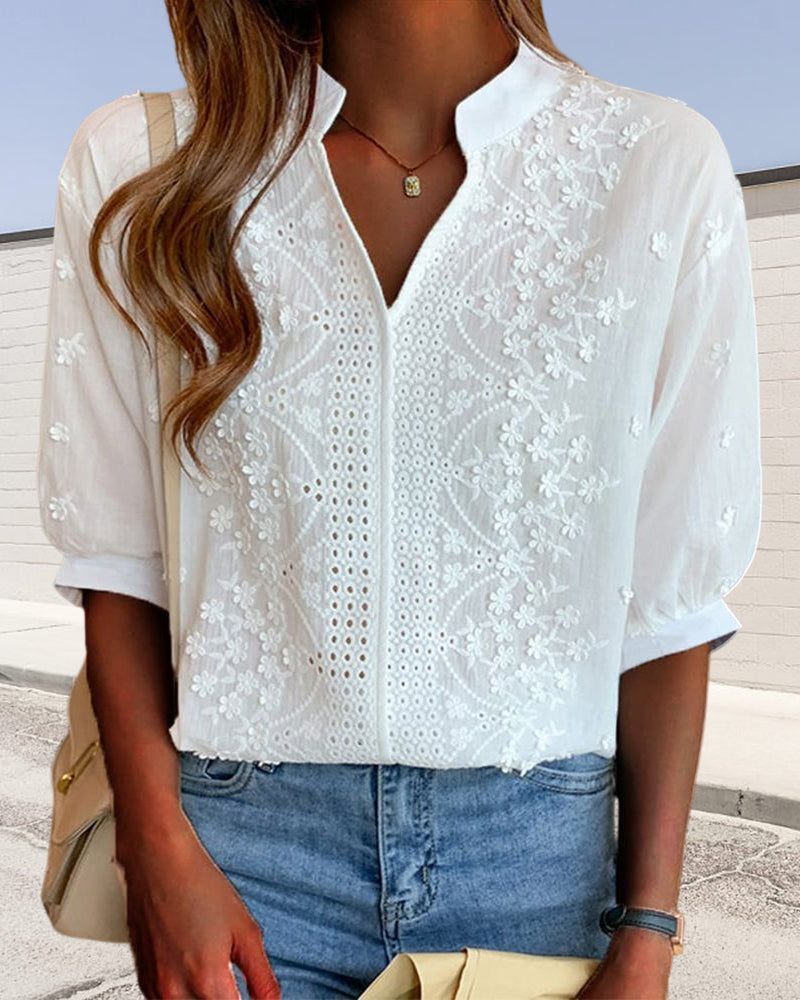 Cambria – Broderet Bluse med Slidskrave