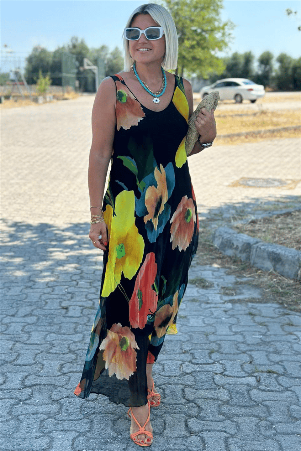 Gitti | Silkechiffon maxikjole med blomstermønster og U-hals.