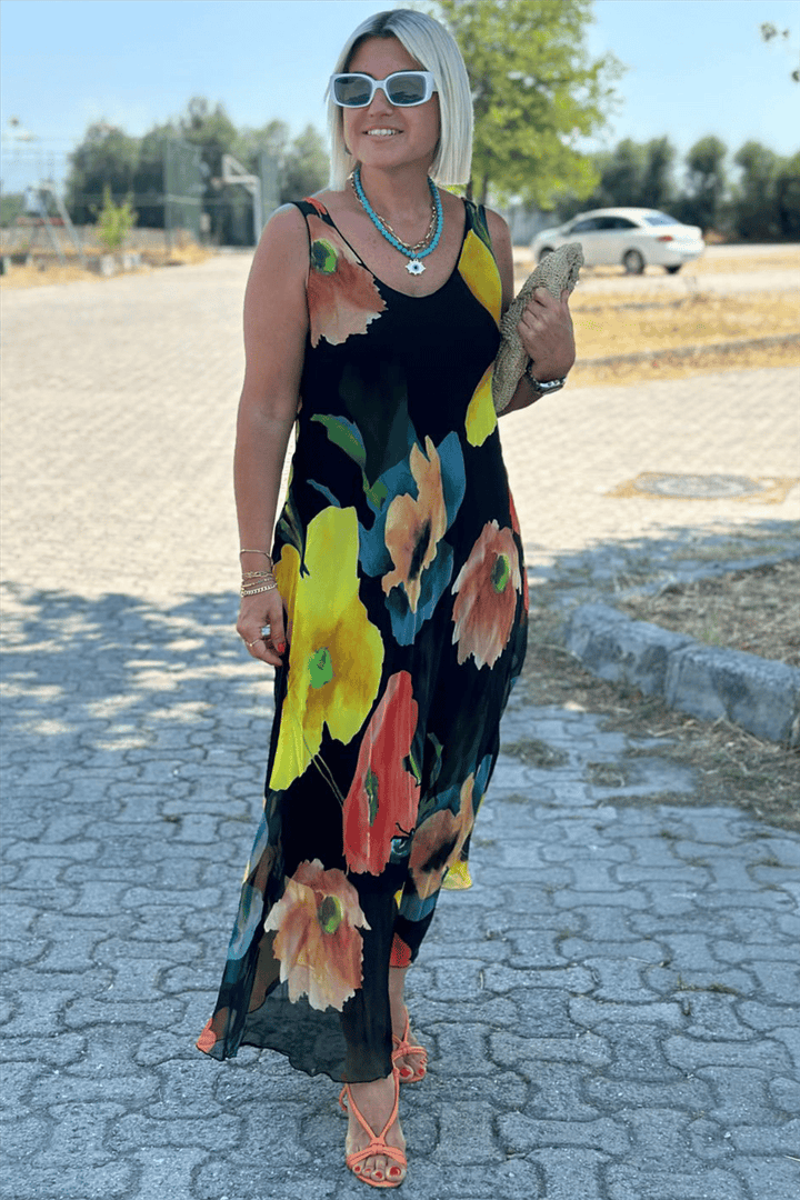 Gitti | Silkechiffon maxikjole med blomstermønster og U-hals.
