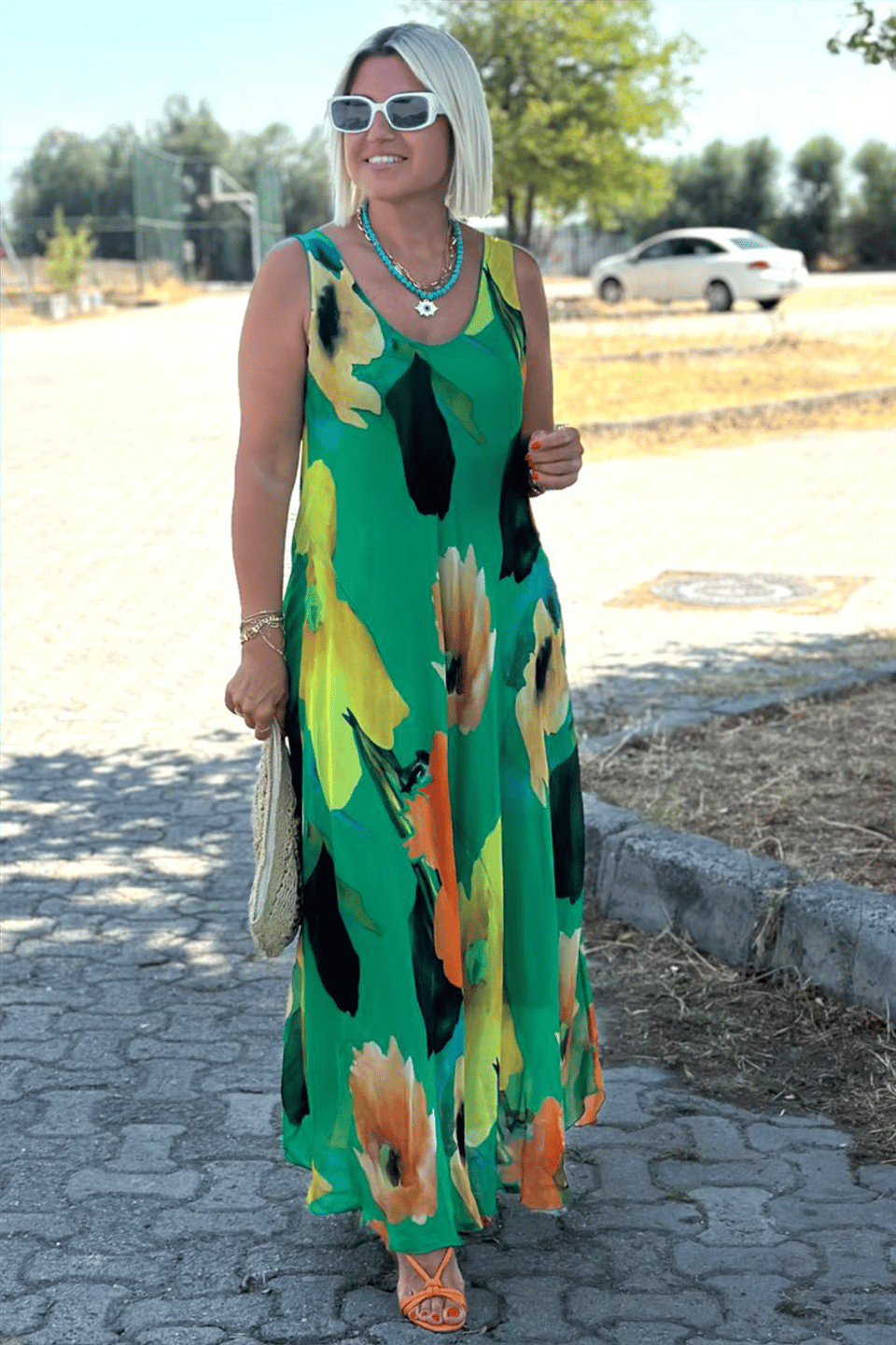 Gitti | Silkechiffon maxikjole med blomstermønster og U-hals.