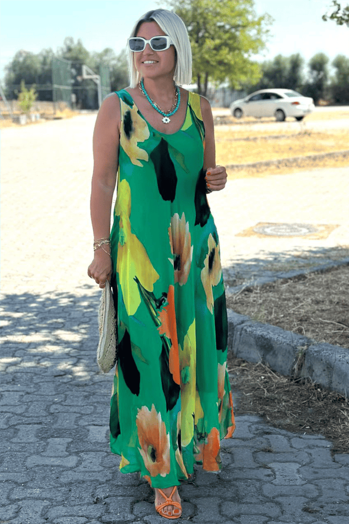 Gitti | Silkechiffon maxikjole med blomstermønster og U-hals.