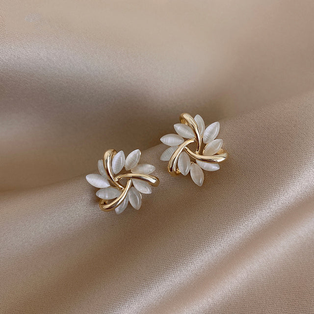 Cirkelsmykker med opalblomster i guld