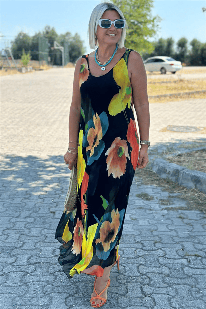 Gitti | Silkechiffon maxikjole med blomstermønster og U-hals.