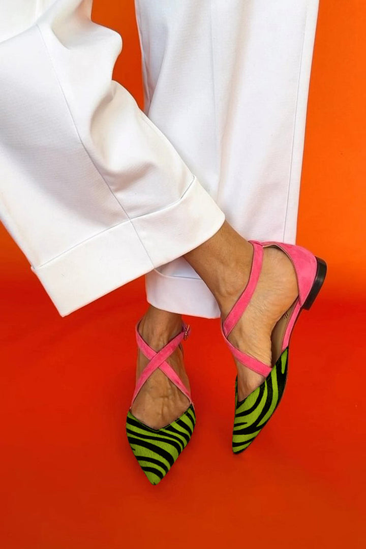 Zarella - Zebra flade sandaler med krydsede ankelremme