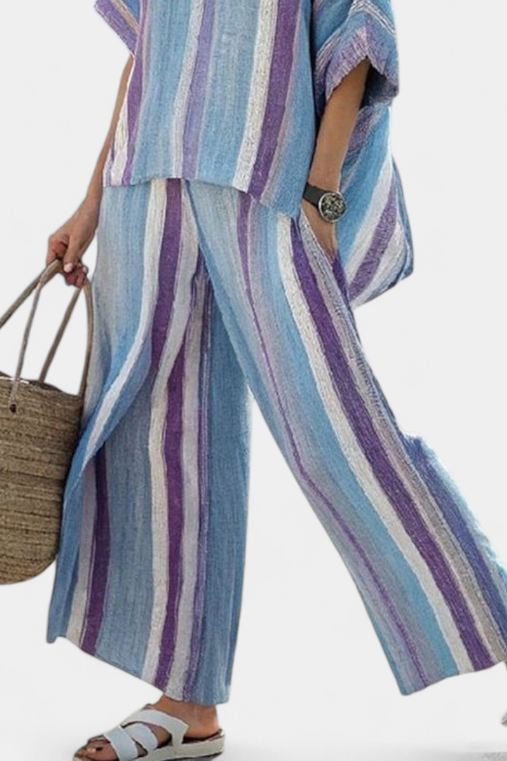 Chic Daisy Stribet Ensemble i Mauve og Pastelblå for en Raffineret Stil