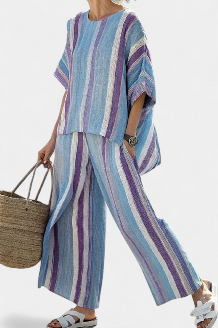Chic Daisy Stribet Ensemble i Mauve og Pastelblå for en Raffineret Stil